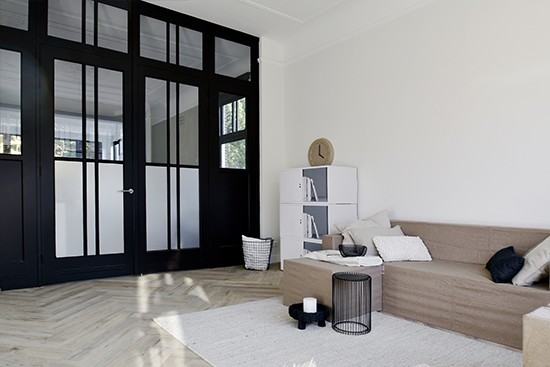 Typisch Roos met Cubiqz kartonnen bank en poef met hoes Bobby en kartonnen boekenkast Fay Typisch Roos met Cubiqz kartonnen bank en poef met hoes Bobby en kartonnen boekenkast Fay