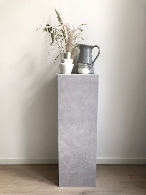 Kartonnen zuil / pilaar / sokkel in beton print. Voor Styling, Verkoopstyling, Pop-Up store, beurs, POS-display | Cubiqz kartonnen meubels