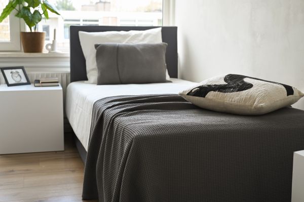 SPREI + KUSSEN VOOR 1 PERSOONSBED | Home Staging | Interieurstyling