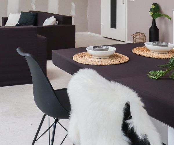 Verfraai uw kartonnen eettafel (enkel) met deze stoffen hoes in kleur GREG