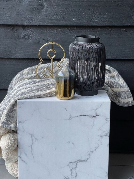 Lichtgewicht kartonnen bijzettafel / kruk / nachtkastje met wit marmer opdruk. Een echte blikvanger om producten te showen. Gemakkelijk in-en uit te vouwen en mee te nemen.