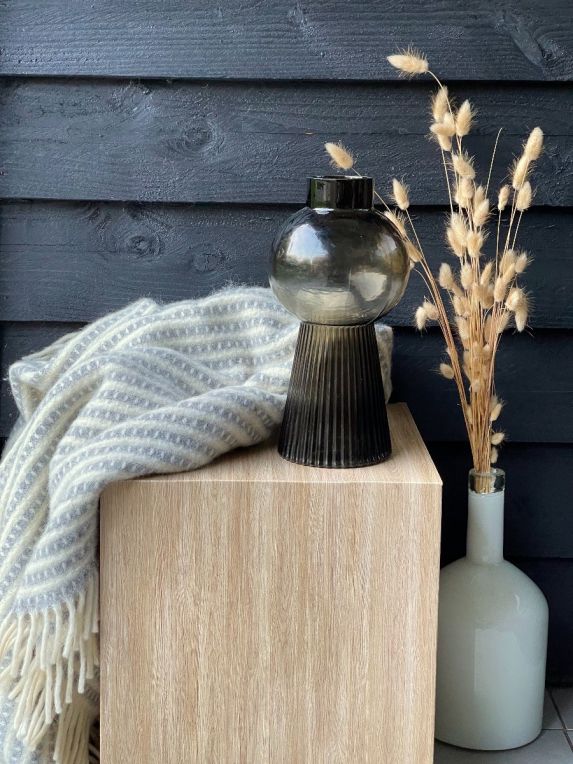 Lichtgewicht kartonnen bijzettafel / kruk / nachtkastje met hout opdruk. Een echte blikvanger om producten te showen. Gemakkelijk in-en uit te vouwen en mee te nemen.