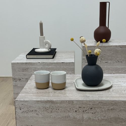 Kartonnen set van 3 tafels (in 3 formaten) met een moderne travertin print. Voor vastgoedstyling, showrooms, presentatie, display, etalages en meer! - Cubiqz