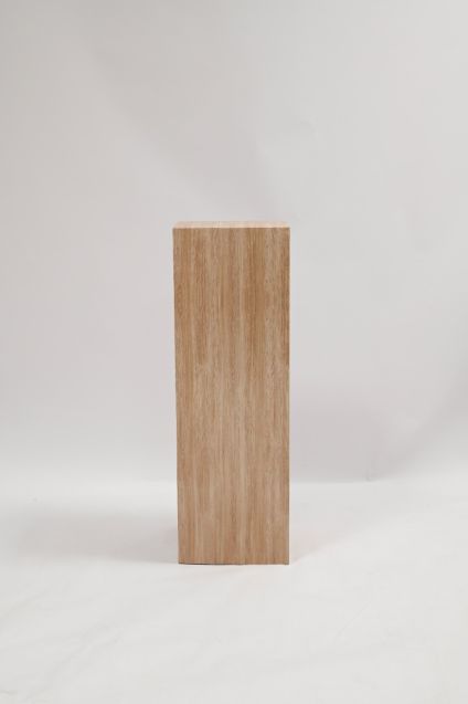 Kartonnen zuil, sokkel en voetstuk met houtprint voor betaalbare homestaging, interieurstyling en promotionele displays