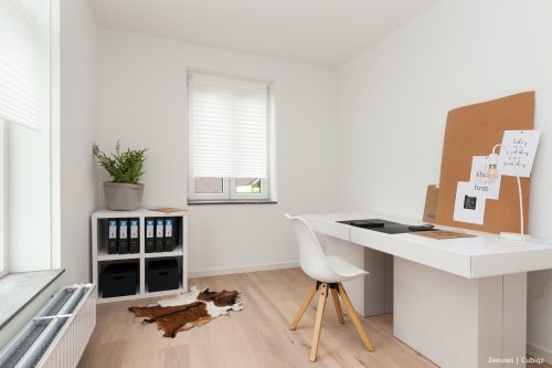 Dubbele tafel en LUUCK vakkenkast met 4 vakken van karton