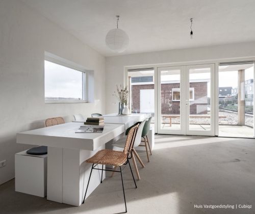 Kartonnen eettafel. Bestaat uit 2 losse modules die naast elkaar worden geplaatst. Uit te breiden tot een langere tafel.