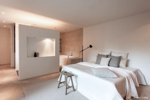 Kartonnen tweepersoonsbed zonder hoofdbord. Maak het kartonnen bed op met beddengoed, kussens en eventueel een sprei voor een nog mooier resultaat.