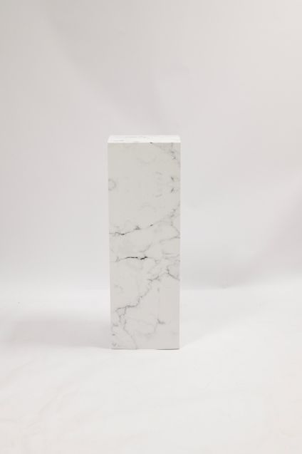 Kartonnen zuil, sokkel en voetstuk met witmarmerprint voor herbruikbare displays, homestaging, interieurstyling en promotioneel gebruik
