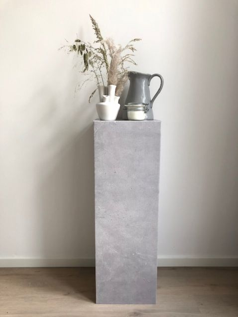 Kartonnen zuil / pilaar / sokkel in beton print. Voor Styling, Verkoopstyling, Pop-Up store, beurs, POS-display | Cubiqz kartonnen meubels