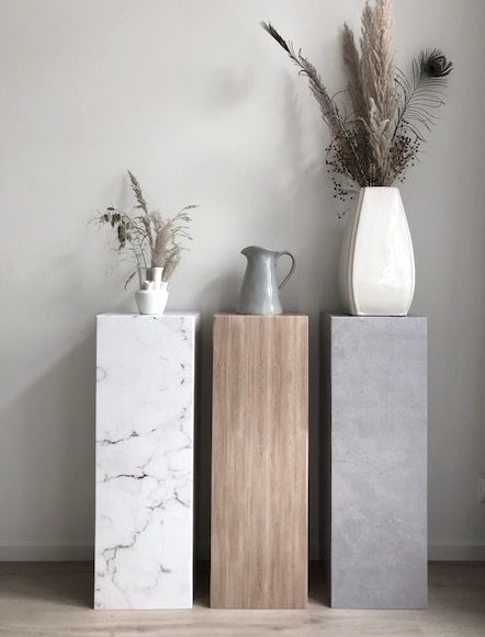 Kartonnen zuil - pilaar - sokkel voor styling, verkoopstyling, beurs, expo, retail display. Verkrijgbaar in wit, marmer, hout en beton print