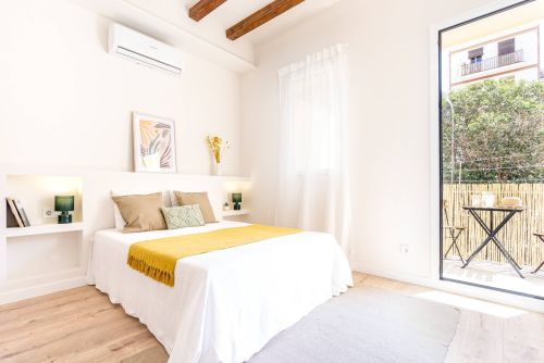 CUBIQZ kartonnen tweepersoonsbed zonder hoofdbord, gestyled met beddengoed en kussens om inspirerende slaapkamerconcepten en flexibele interieuropstellingen te creëren.