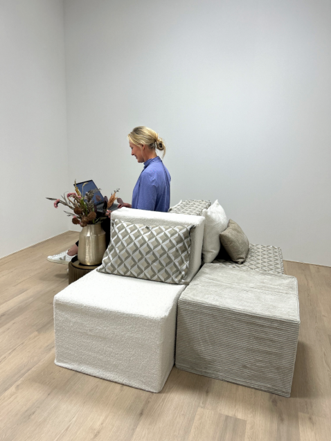 De kartonnen poef wordt geleverd met stoffen hoes die eenvoudig afneembaar, verwisselbaar én te personaliseren is - Evenement meubels van Cubiqz