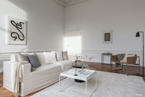 Kartonnen 3-zits bank inclusief stoffen hoes voor Home Staging van Cubiqz. Op maat gemaakte hoes in de kleur OFF WHITE