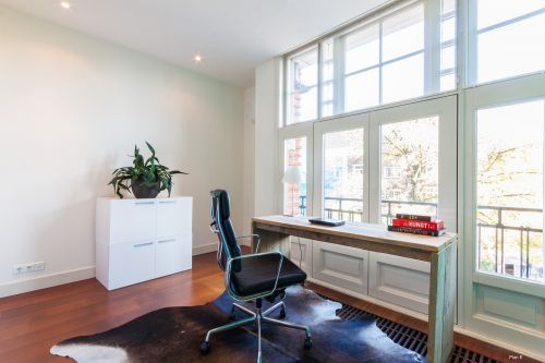 DRESSOIR SMAL WIT. Kartonnen module van 2 gestapelde kartonnen modules voorzien van een fotorealistische print.