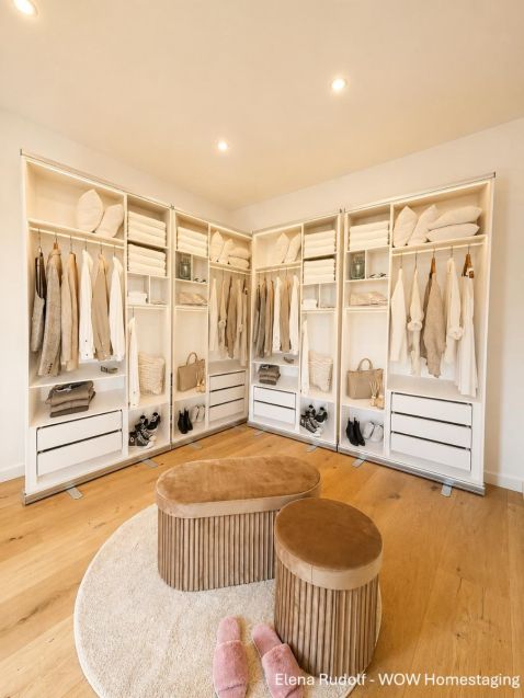 Creëer de uitstraling van een heren kledingkast met deze Cubiqz Roll-Up banner voorzien van een fotorealistische print van een stijlvolle walk-in closet.