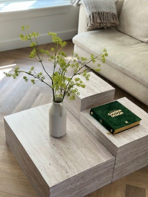 Kartonnen set van 3 tafels (in 3 formaten) met een moderne travertin print. Voor vastgoedstyling, showrooms, presentatie, display, etalages en meer! - Cubiqz