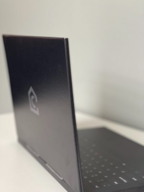 Kartonnen laptop - notebook dummy. Zeer realistische uitstraling door fotorealistische print van een kartonnen QWERTY toetsenbord met trackpad en display | Cubiqz