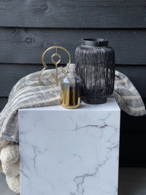 Lichtgewicht kartonnen bijzettafel / kruk / nachtkastje met wit marmer opdruk. Een echte blikvanger om producten te showen. Gemakkelijk in-en uit te vouwen en mee te nemen.