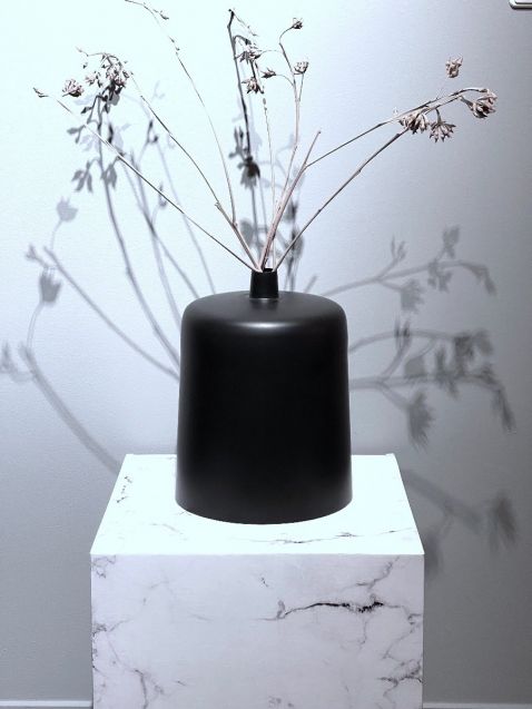 Opvouwbaar kartonnen bijzettafeltje | krukje | nachtkastje in wit marmer print. Voor homestaging, verkoopstyling, vastgoedstyling, Styling, Pop-Up winkels, expo, beurs, retail display, (POS display) en meer! Met insteekflapsluiting.