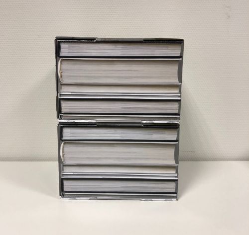 Nep boeken van karton. 2 gestapelde boxen met op elke zijde een verschillende boekenprint. . Prijs is voor ÉÉN boekenbox