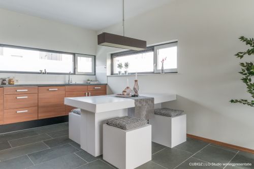 CUBIQZ DUBBELE TAFEL  MET 4 KRUKJES van karton (Prijs is inclusief 4 krukjes en exclusief accessoires)