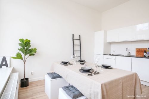 DUBBELE EETTAFEL MET 4 KRUKJES VAN KARTONE VOOR VERKOOPSTYLING - CUBIQZ