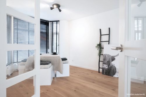 Cubiqz kartonnen lichtgewicht eettafel in de kleur wit met een satijnglans.