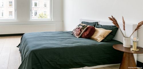 Kartonnen 2-persoonsbed met hoofdbord. Lichtgewicht modules voor vastgoedstyling. Gemakkelijk te gebruiken, te vervoeren, op te slaan en her te gebruiken!