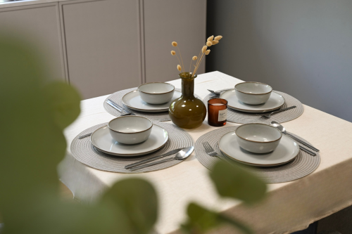 Kartonnen module in de kleur wit. Lichtgewicht kartonnen eettafel voor verkoopstyling