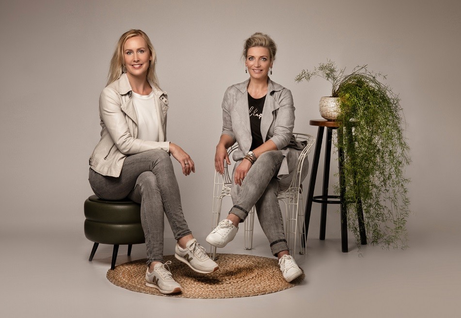 Wij zijn CUBIQZ, de originele kartonnen keukens en kartonnen meubels voor Home Staging en meer.