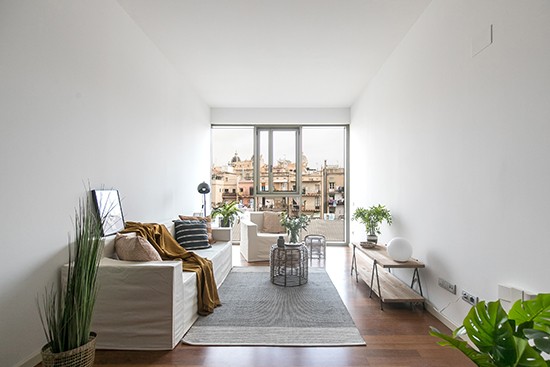 HOME Staging with CUBIQZ cardboard shelving unit LUUCK Cubiqz kartonnen bank en stoel met stoffen hoes in off-white door A Home BCN