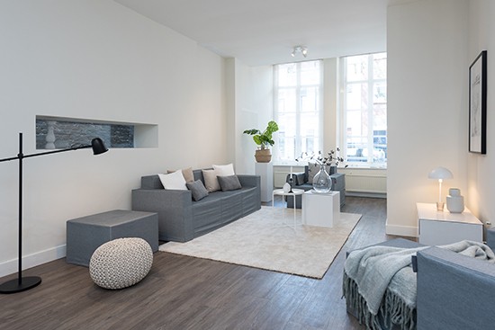 HOME Staging with CUBIQZ cardboard shelving unit LUUCK Cubiqz kartonnen bank en stoel met stoffen hoes in Grace door 4HOME