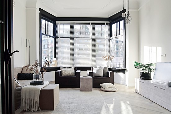 HOME Staging with CUBIQZ cardboard shelving unit LUUCK Cubiqz kartonnen meubelen door Stadshuys 053