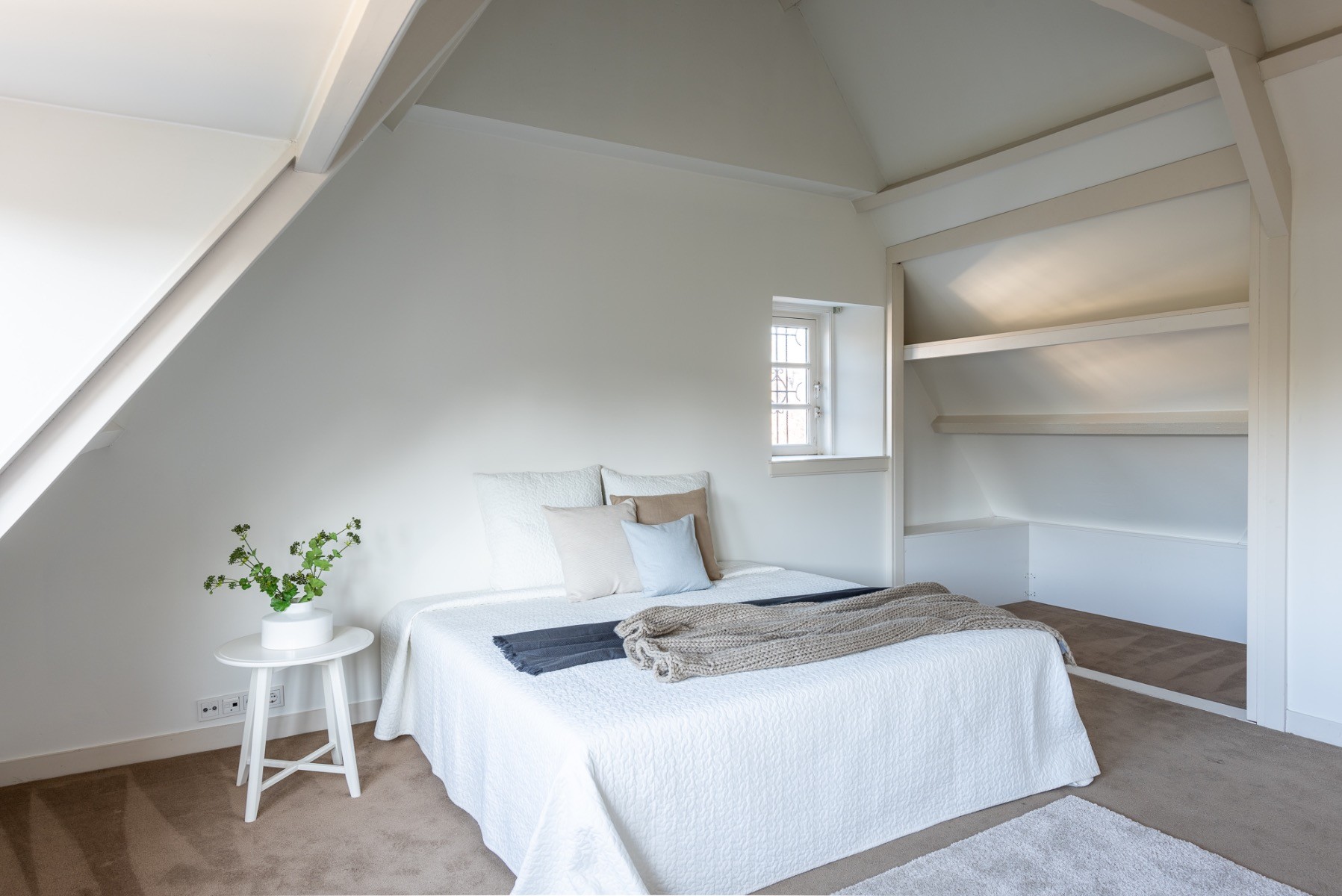 slaapkamerinrichting met een kartonnen bed van cubiqz